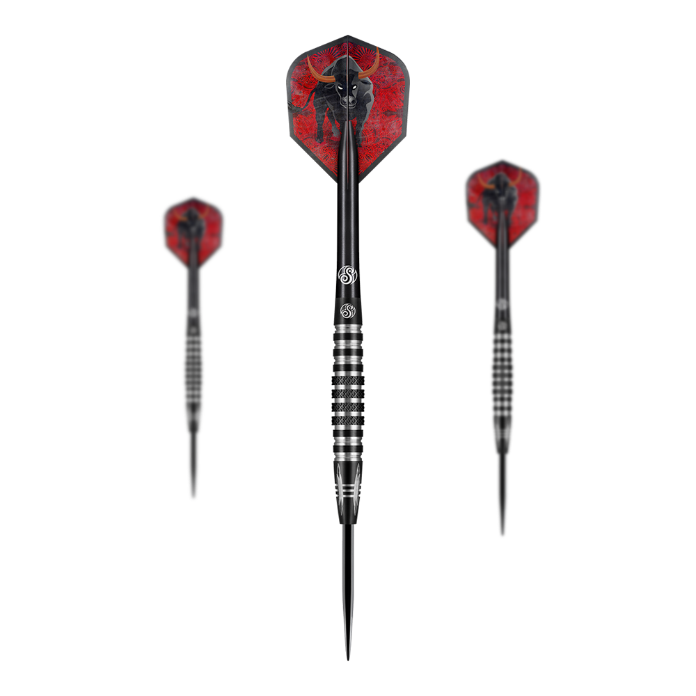 Das Bild zeigt drei Steeldarts des Produkts „Shot Americana The Wrangler“. Die Flights der Darts sind rot und mit einem schwarzen Stiermotiv verziert.